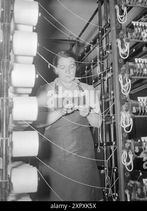 Current 1948 : femmes qui dirigent des doubles livesfemmes qui travaillent à double emploi. Elles participent à la vie professionnelle et sont aussi des ménagères. Mme Else Lund, ouvrière du textile, n'a pas le temps de s'ennuyer. Elle se lève à cinq heures et demie du matin et prépare le petit déjeuner pour son mari, qui doit aller travailler avant six heures. Ils ont deux fils, l'un âgé de quatre ans et l'autre âgé de huit ans et demi. Le plus jeune est en garderie quand la mère est à l'usine, de huit à seize ans. Le gamin de huit ans va à l'école à huit heures et demie. Mme Lund n'a pas de femme de ménage, il ne faut donc pas beaucoup d'imagination pour comprendre qu'elle n'a pas de femme de ménage. Banque D'Images