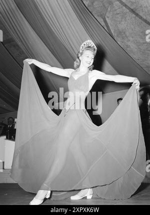 Current 1948 : femmes qui dirigent des doubles livesfemmes qui travaillent à double emploi. Elles participent à la vie professionnelle et sont aussi des ménagères. Pour la danseuse Mme Ellen Sæther, le ménage n’est pas non plus un lit de roses. Elle s'entraîne pendant quelques heures chaque matin et se produit le soir. Comme la plupart des autres ménagères, elle passe le reste de la journée debout dans les files d'attente, lavant les planchers et cuisinant. La fille de trois ans est maintenant avec une tante du parc, mais quand elle était plus petite, des tantes ou des grands-mères aimables ont été mobilisées comme nounous. Son mari est une bonne «aide aux enfants» s'il n'a pas la soirée occupée avec & pl Banque D'Images