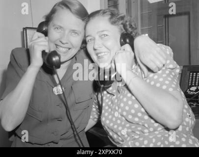 Current 1948 : femmes qui dirigent des doubles livesfemmes qui travaillent à double emploi. Elles participent à la vie professionnelle et sont aussi des ménagères. MRS Elsa Fagerhaug (à droite) est une dame de standard dans une grande entreprise de neuf heures et demie à quatre heures et demie. Le petit fils de neuf ans est doué pour s'occuper de lui-même, mais avant de commencer l'école, il a dû être à la garderie. Mme Fagerhaug a une chambre et une cuisine, de sorte que le fils aîné, âgé de 16 ans, vit avec son père Nordland, où il va à l'école. Elle s'épanouit à la fois comme femme au foyer et avec son autre travail, même si elle n'a pas beaucoup de temps à perdre pour wha Banque D'Images