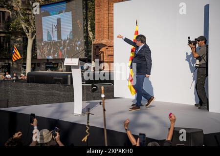 Barcelone, Espagne. 8 août 2024. Le leader pro-indépendance Carles Puidgemont est vu entrer en scène pendant le rallye. Le leader indépendant controversé a fait un retour dans la région de Catalogne après 7 ans d’exil auto-imposé face à la possibilité d’être arrêté par les autorités espagnoles. (Davide Bonaldo/Sipa USA) crédit : Sipa USA/Alamy Live News Banque D'Images