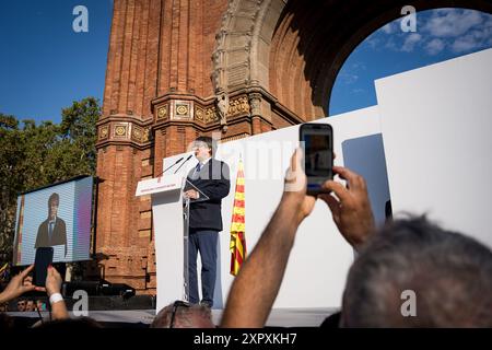 Barcelone, Espagne. 8 août 2024. Le leader pro-indépendance Carles Puidgemont est vu s'adresser à la foule pendant le rallye. Le leader indépendant controversé a fait un retour dans la région de Catalogne après 7 ans d’exil auto-imposé face à la possibilité d’être arrêté par les autorités espagnoles. (Davide Bonaldo/Sipa USA) crédit : Sipa USA/Alamy Live News Banque D'Images