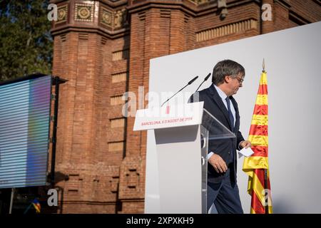 Barcelone, Espagne. 8 août 2024. Le leader pro-indépendance Carles Puidgemont est vu quitter la scène pendant le rallye. Le leader indépendant controversé a fait un retour dans la région de Catalogne après 7 ans d’exil auto-imposé face à la possibilité d’être arrêté par les autorités espagnoles. (Davide Bonaldo/Sipa USA) crédit : Sipa USA/Alamy Live News Banque D'Images