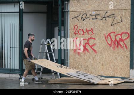 Bristol, Royaume-Uni. 8 août 2024. Les propriétaires de magasins dans le quartier Old Market de Bristol avaient monté leurs fenêtres à la perspective de troubles civils d'extrême droite hier soir. Une contre-protestation massive de la population locale et une opération policière substantielle ont empêché les manifestants d'extrême droite ou Stop the Boats de se présenter. Un cabinet d’avocats local spécialisé dans le droit de l’immigration était considéré comme la cible de l’extrême droite. Crédit : JMF News/Alamy Live News Banque D'Images