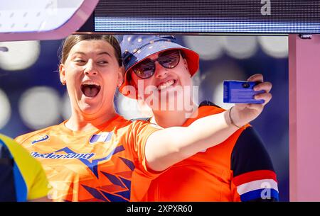 PARIS - Alida van Daalen Jorinde van Klinken prendre un selfie lors des demi-finales du tir féminin lors des compétitions olympiques d'athlétisme. ANP IRIS VAN DEN BROEK Banque D'Images