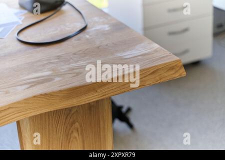 Gros plan de la table et du panneau latéral de produits en bois finis Banque D'Images