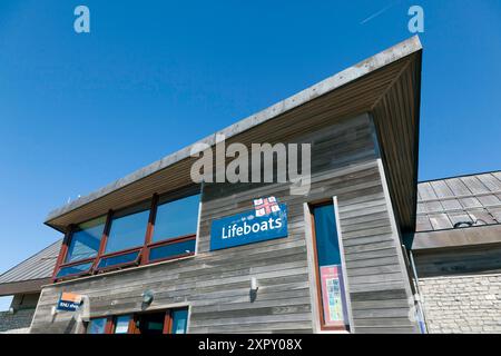 Vue en regardant vers le magasin RNLI et la station Exmouth Life Boat, de Queens Drive, Exmouth, Devon, Banque D'Images