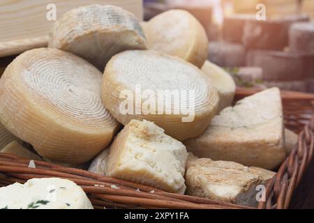 Fromage artisanal à vendre sur un marché fermier. Nourriture Banque D'Images