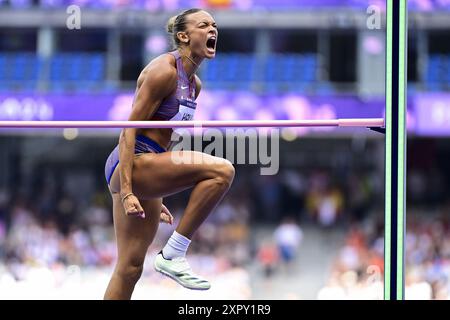 Paris, France. 08 août 2024. Anna Hall réagit lors du saut en hauteur, deuxième épreuve de l'heptathlon féminin lors de la compétition d'athlétisme des Jeux Olympiques de Paris 2024, le jeudi 08 août 2024 à Paris, France. Les Jeux de la XXXIIIe Olympiade se déroulent à Paris du 26 juillet au 11 août. La délégation belge compte 165 athlètes en compétition dans 21 sports. BELGA PHOTO DIRK WAEM crédit : Belga News Agency/Alamy Live News Banque D'Images