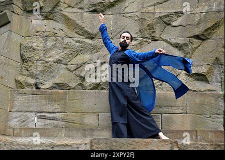 Édimbourg, Écosse, Royaume-Uni. 8 août 2024. Festival international d'Édimbourg : dans les West Princes Street Gardens, la danseuse Aakash Odedra interprète des extraits en costume de Songs of the Bulbul, dont la première mondiale peut être vue dès demain au Lyceum Theatre. Le spectacle crée un échange médiatif entre la danse classique indienne Soufi Kathak et la poésie islamique. Au Royal Scots Greys Monument. Crédit : Craig Brown/Alamy Live News Banque D'Images