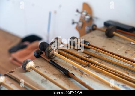 Maillets Marimba pour un cours d'adolescence Banque D'Images