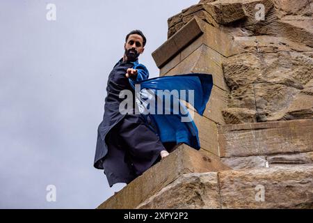 Édimbourg, Royaume-Uni. 08 août 2024 sur la photo : Aakash Odedra jouant sur le Royal Scots Greys Monument surplombant Princes Street Gardens. De retour au Festival International d'Édimbourg après sa présentation envoûtante de Samsara en 2022, Aakash Odedra présente une nouvelle œuvre spirituelle et captivante Songs of the Bulbul. Crédit : Rich Dyson/Alamy Live News Banque D'Images