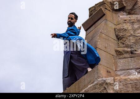 Édimbourg, Royaume-Uni. 08 août 2024 sur la photo : Aakash Odedra jouant sur le Royal Scots Greys Monument surplombant Princes Street Gardens. De retour au Festival International d'Édimbourg après sa présentation envoûtante de Samsara en 2022, Aakash Odedra présente une nouvelle œuvre spirituelle et captivante Songs of the Bulbul. Crédit : Rich Dyson/Alamy Live News Banque D'Images