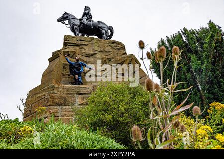 Édimbourg, Royaume-Uni. 08 août 2024 sur la photo : Aakash Odedra jouant sur le Royal Scots Greys Monument surplombant Princes Street Gardens. De retour au Festival International d'Édimbourg après sa présentation envoûtante de Samsara en 2022, Aakash Odedra présente une nouvelle œuvre spirituelle et captivante Songs of the Bulbul. Crédit : Rich Dyson/Alamy Live News Banque D'Images