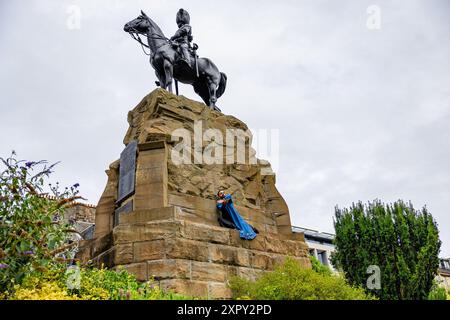 Édimbourg, Royaume-Uni. 08 août 2024 sur la photo : Aakash Odedra jouant sur le Royal Scots Greys Monument surplombant Princes Street Gardens. De retour au Festival International d'Édimbourg après sa présentation envoûtante de Samsara en 2022, Aakash Odedra présente une nouvelle œuvre spirituelle et captivante Songs of the Bulbul. Crédit : Rich Dyson/Alamy Live News Banque D'Images