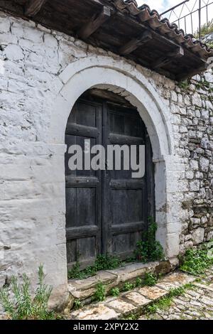 Berat, Albanie, maisons et rues à l'intérieur du château de Berat, également connu sous le nom de Citadelle de Berat (Albanie : Kalaja e Beratit). Banque D'Images