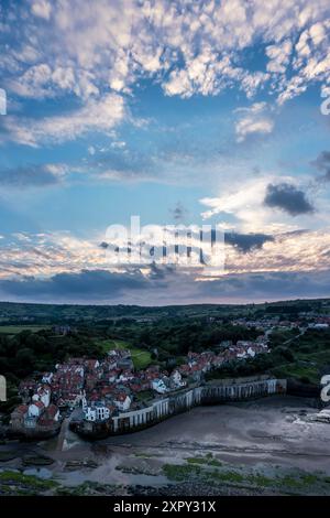 robin hoods bay north yorkshire en été au coucher du soleil à marée basse vue élevée d'au-dessus de la plage Banque D'Images