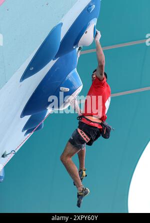 PARIS, FRANCE - 07 AOÛT : Alberto Gines Lopez, de Team Spain, participe à la douzième journée de leadership de demi-finale des Jeux Olympiques de Paris 2024 sur le site d'escalade du Bourget Sport le 07 août 2024 à Paris, France. Klettern © diebilderwelt / Alamy Stock Banque D'Images