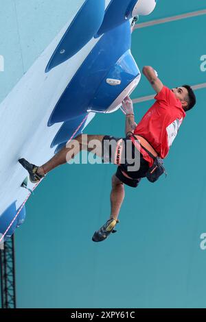 PARIS, FRANCE - 07 AOÛT : Alberto Gines Lopez, de Team Spain, participe à la douzième journée de leadership de demi-finale des Jeux Olympiques de Paris 2024 sur le site d'escalade du Bourget Sport le 07 août 2024 à Paris, France. Klettern © diebilderwelt / Alamy Stock Banque D'Images