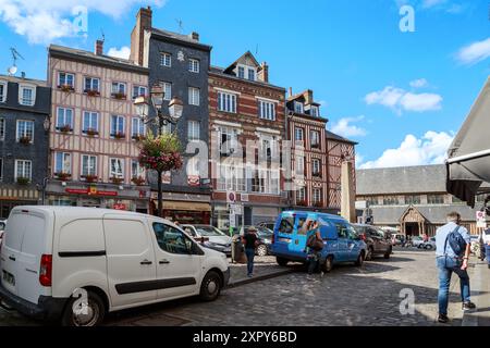 HONFLEUR, FRANCE - 1er SEPTEMBRE 2019 : il s'agit d'un fragment de la place Catherine avec d'anciens bâtiments résidentiels. Banque D'Images