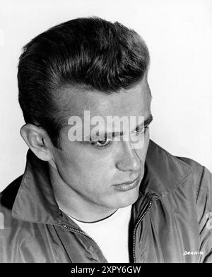 JAMES DEAN Portrait comme Jim Stark dans Rebel WITHOUT A CAUSE 1955 réalisateur / histoire NICHOLAS RAY adaptation Irving Shulman scénario Stewart Stern musique Leonard Rosenman costume design Moss Mabry Warner Bros Banque D'Images