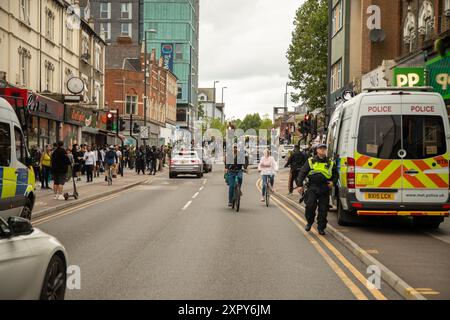 Des manifestants à Walthamstow, Londres, occupent Hoe Street pour arrêter une manifestation d'extrême droite prévue Banque D'Images