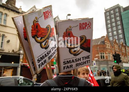 Des manifestants à Walthamstow, Londres, occupent Hoe Street pour arrêter une manifestation d'extrême droite prévue Banque D'Images