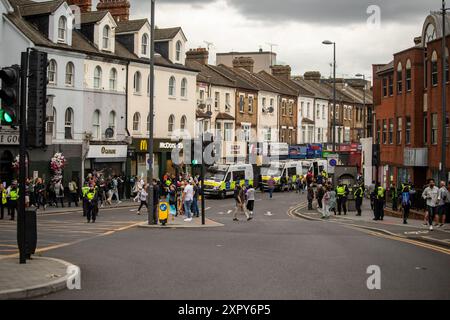 Des manifestants à Walthamstow, Londres, occupent Hoe Street pour arrêter une manifestation d'extrême droite prévue Banque D'Images