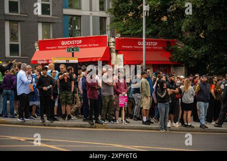 Des manifestants à Walthamstow, Londres, occupent Hoe Street pour arrêter une manifestation d'extrême droite prévue Banque D'Images