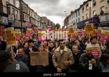 Des manifestants à Walthamstow, Londres, occupent Hoe Street pour arrêter une manifestation d'extrême droite prévue Banque D'Images