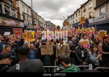 Des manifestants à Walthamstow, Londres, occupent Hoe Street pour arrêter une manifestation d'extrême droite prévue Banque D'Images