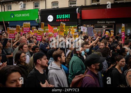 Des manifestants à Walthamstow, Londres, occupent Hoe Street pour arrêter une manifestation d'extrême droite prévue Banque D'Images