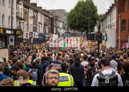 Des manifestants à Walthamstow, Londres, occupent Hoe Street pour arrêter une manifestation d'extrême droite prévue Banque D'Images