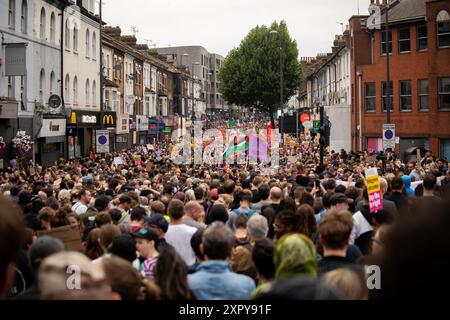 Des manifestants à Walthamstow, Londres, occupent Hoe Street pour arrêter une manifestation d'extrême droite prévue Banque D'Images