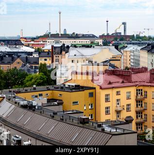 Une vue des bâtiments à Harju, Helsinki, Finlande, un matin d'été. En arrière-plan, le stade olympique et le parc d'attractions Linnanmäki. Banque D'Images