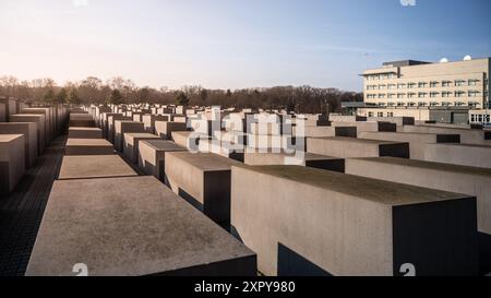 Rangées de dalles de béton formant le Mémorial de l'Holocauste sous ciel clair à Berlin, en Allemagne Banque D'Images