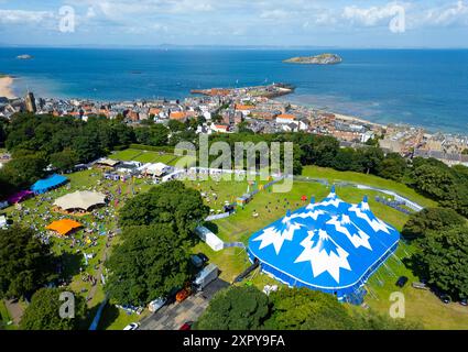 North Berwick, Écosse, Royaume-Uni. 3 août 2024. Vue aérienne du festival Fringe by the Sea à North Berwick, East Lothian. Le festival est un alter Banque D'Images