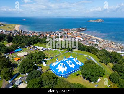 North Berwick, Écosse, Royaume-Uni. 3 août 2024. Vue aérienne du festival Fringe by the Sea à North Berwick, East Lothian. Le festival est un alter Banque D'Images