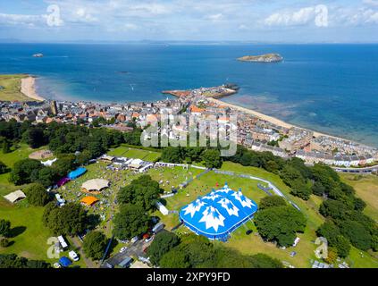 North Berwick, Écosse, Royaume-Uni. 3 août 2024. Vue aérienne du festival Fringe by the Sea à North Berwick, East Lothian. Le festival est un alter Banque D'Images