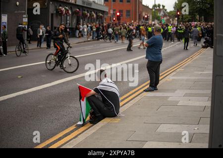 Des manifestants à Walthamstow, Londres, occupent Hoe Street pour arrêter une manifestation d'extrême droite prévue Banque D'Images