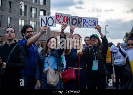 Des manifestants à Walthamstow, Londres, occupent Hoe Street pour arrêter une manifestation d'extrême droite prévue Banque D'Images