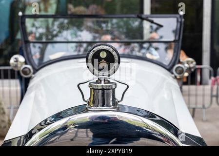 Barcelone, Espagne - 6 avril 2024 : vieille voiture rétro des années 1920 de la marque Packard garée dans une rue de Barcelone, Catalogne, Espagne Banque D'Images