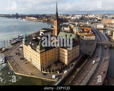 Stockholm, Suède : vue aérienne de la vieille ville de Stockholm Gamla Stan avec l'église Riddarholmen et le pont routier Centralbron sur le lac Malaren au sud-ouest Banque D'Images