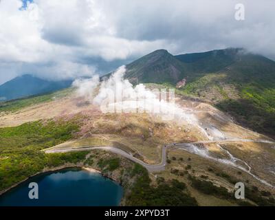 Ebino, Japon : vue aérienne du cratère Smoking Lo du volcan Karakuni à Fornt de l'étang Fudo près de Kagoshima près de Kagoshima à Kyushu au Japon. Banque D'Images