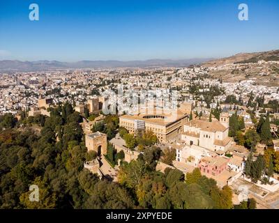 Grenade, Espagne : vue aérienne par drone du célèbre palais de l'Alhambra et de la forteresse surplombant la vieille ville médiévale de Grenade en Andalousie en Espagne. Banque D'Images