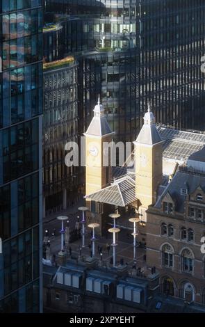 Lumière tombant sur les tours d'entrée de la gare de Liverpool Street, City of London, Londres, Angleterre Banque D'Images