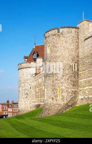 Vue vers la Tour du couvre-feu – le beffroi du Collège de St George, construit entre 1227 et 1230, château de Windsor, Berkshire, Angleterre Banque D'Images