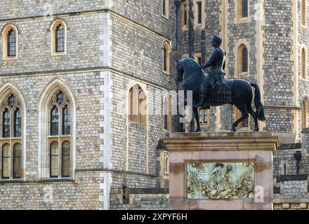 Statue équestre du roi Charles II dans le quartier supérieur du château de Windsor, Windsor, Berkshire, Angleterre Banque D'Images