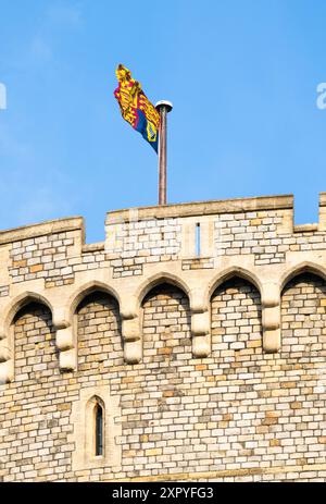 L'étalon royal au-dessus de la Tour ronde, château de Windsor, Windsor, Berkshire, Angleterre Banque D'Images