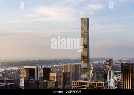 Vue panoramique aérienne de New York de Midtown vers Lower Manhattan architecture. Prise de vue panoramique depuis un hélicoptère. Paysage urbain avec immeubles de bureaux et gratte-ciel Banque D'Images