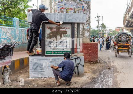 Après la chute du gouvernement de Sheikh Hasina, des citoyens curieux ont pillé et saccagé la périphérie de la ville. En réponse, les élèves ont pris la responsabilité du nettoyage, de l'embellissement de la zone et du contrôle de la circulation. Des centaines d'étudiants de divers établissements d'enseignement ont été vus nettoyer la ville avec des gants, des balais, des pelles, des sacs en polyéthylène noir. En outre, les étudiants ont nettoyé les murs de la ville et peint divers tableaux sur les murs pour embellir la ville. Les étudiants disaient que le pays leur appartient, qu'il est de leur devoir de le protéger. (Photo de Md. Zakir Hossain/Pacific Press) Banque D'Images